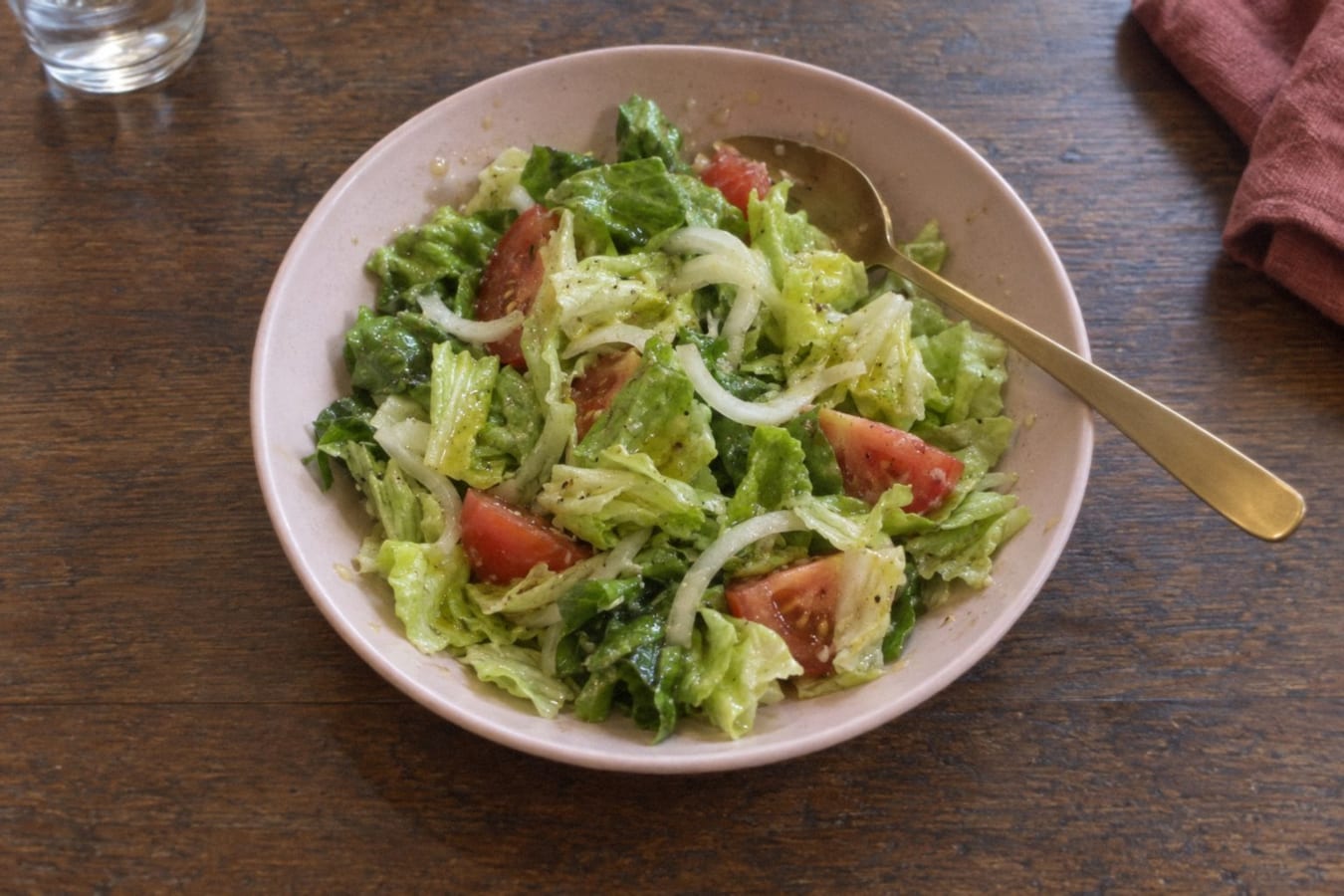 Grönsallad med tomat och lök