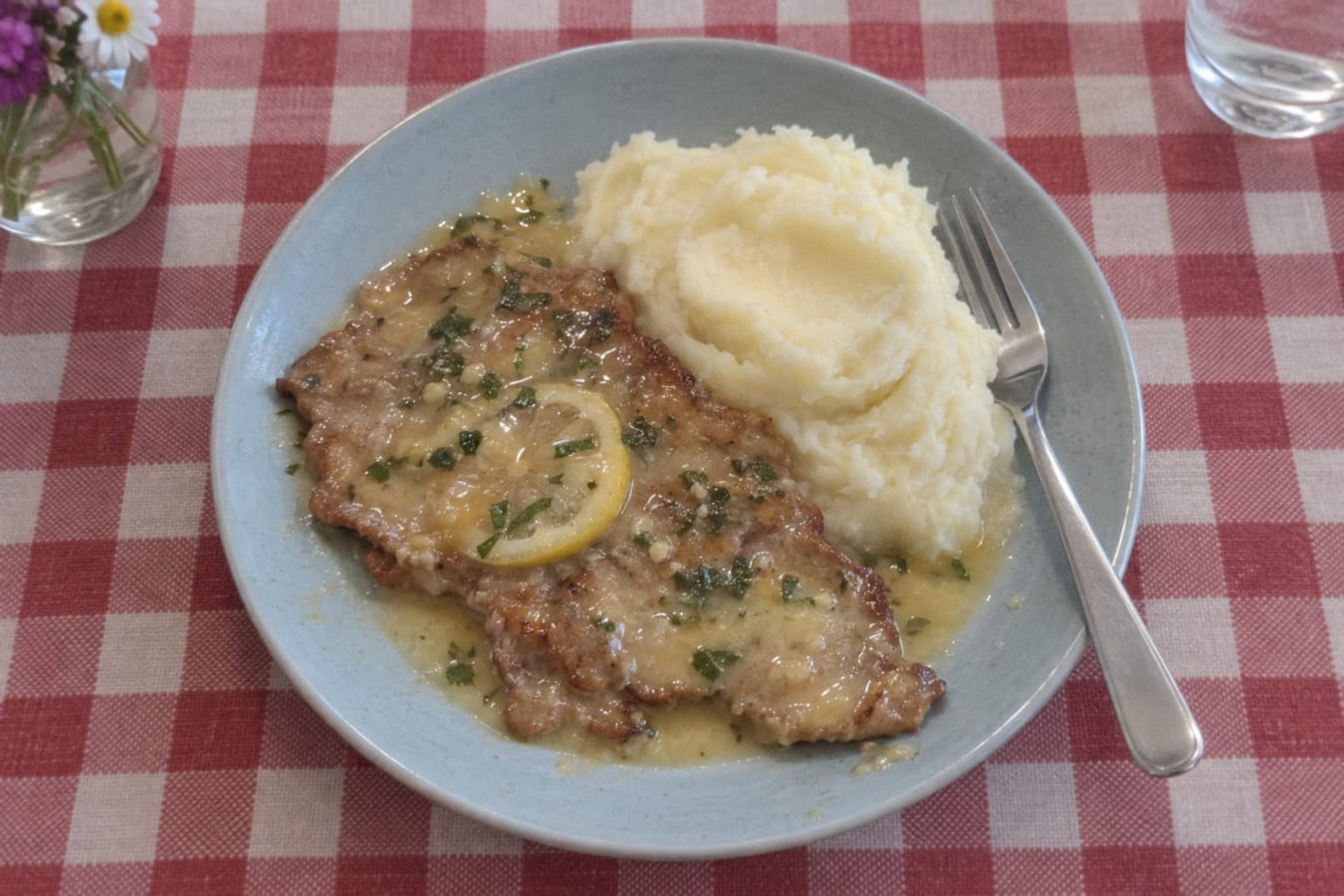 Beef escalopes in lemon sauce with mash