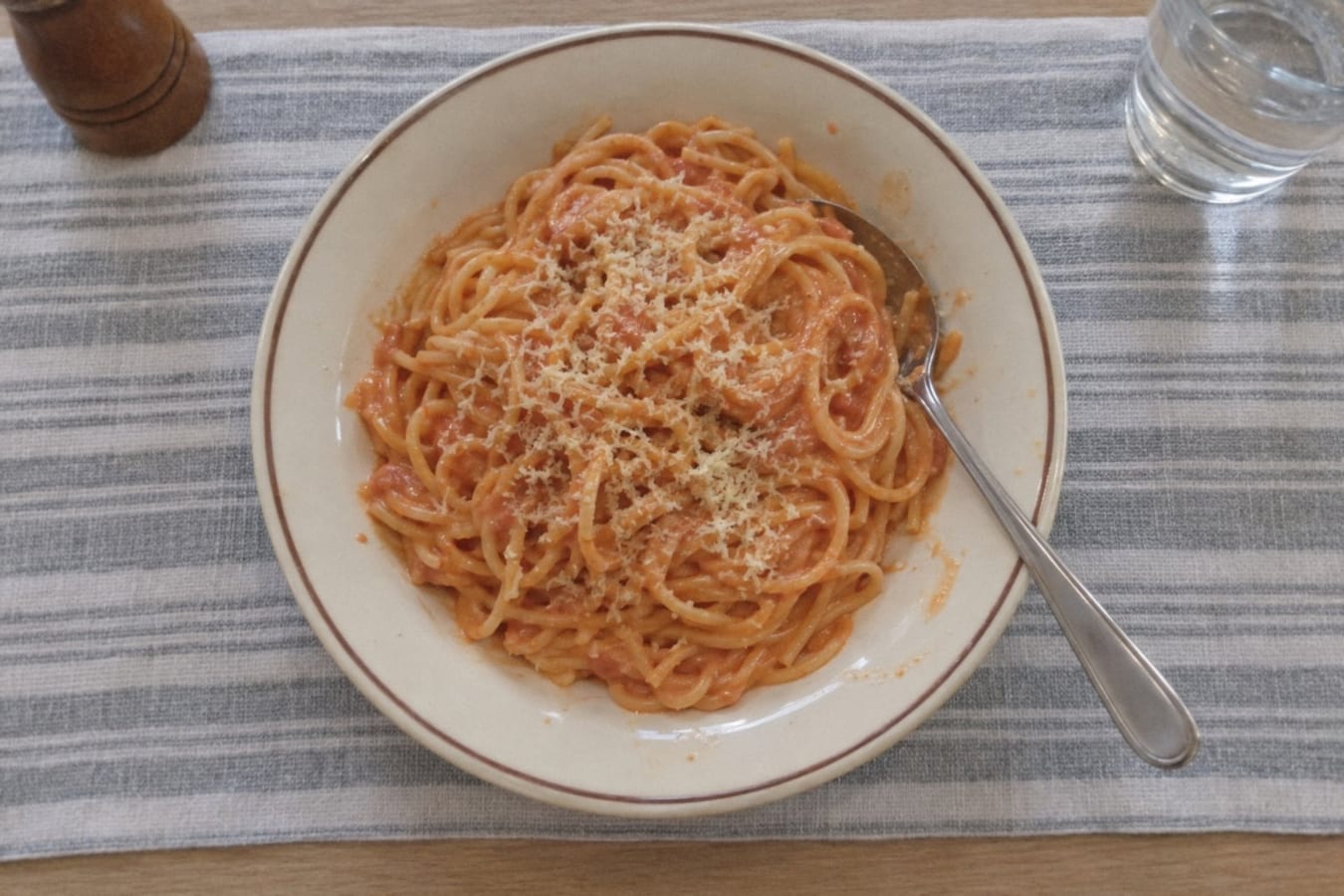Espagueti rojo – spaghetti i tomat- och gräddsås