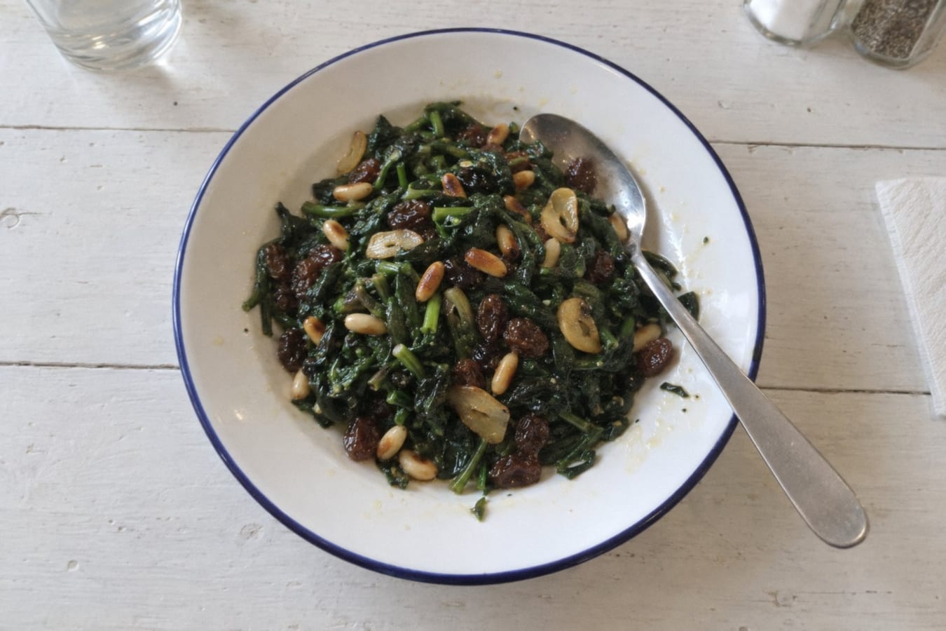 Spenat med russin och pinjenötter (espinacas a la catalana)