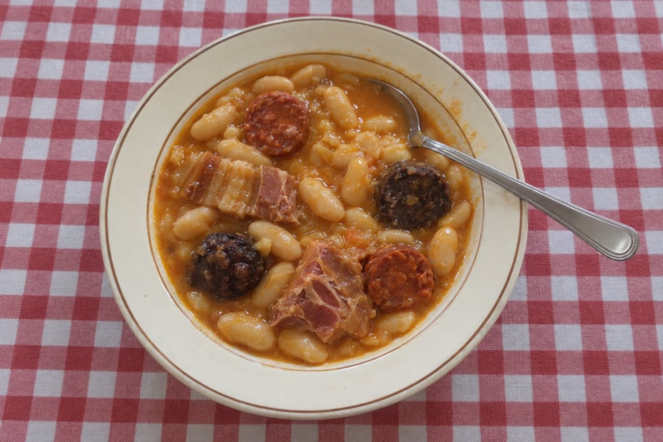 Fabada – asturisk vitbönsgryta med korv och fläsk