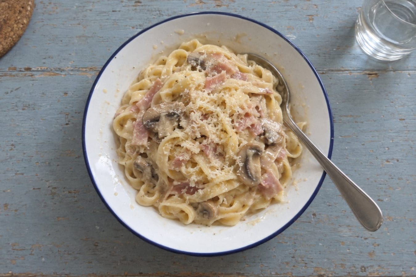 Fideos a la crema con jamón y champiñones