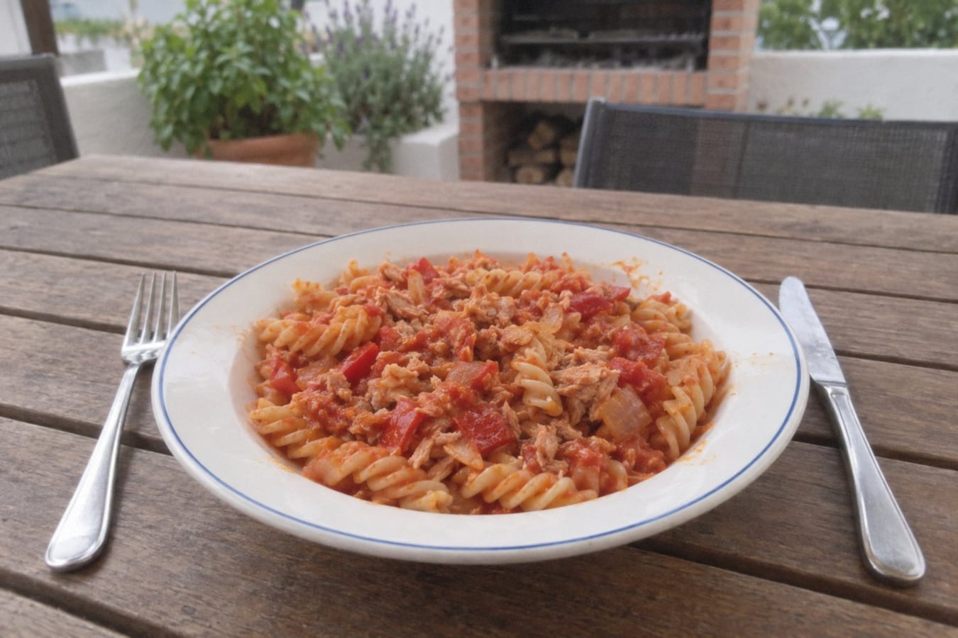 Pasta with tuna and tomato sauce