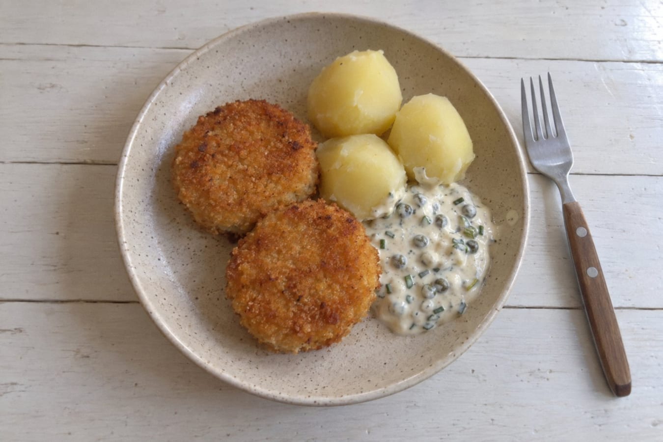 Tortitas de pescado con papas hervidas y salsa fría de alcaparras
