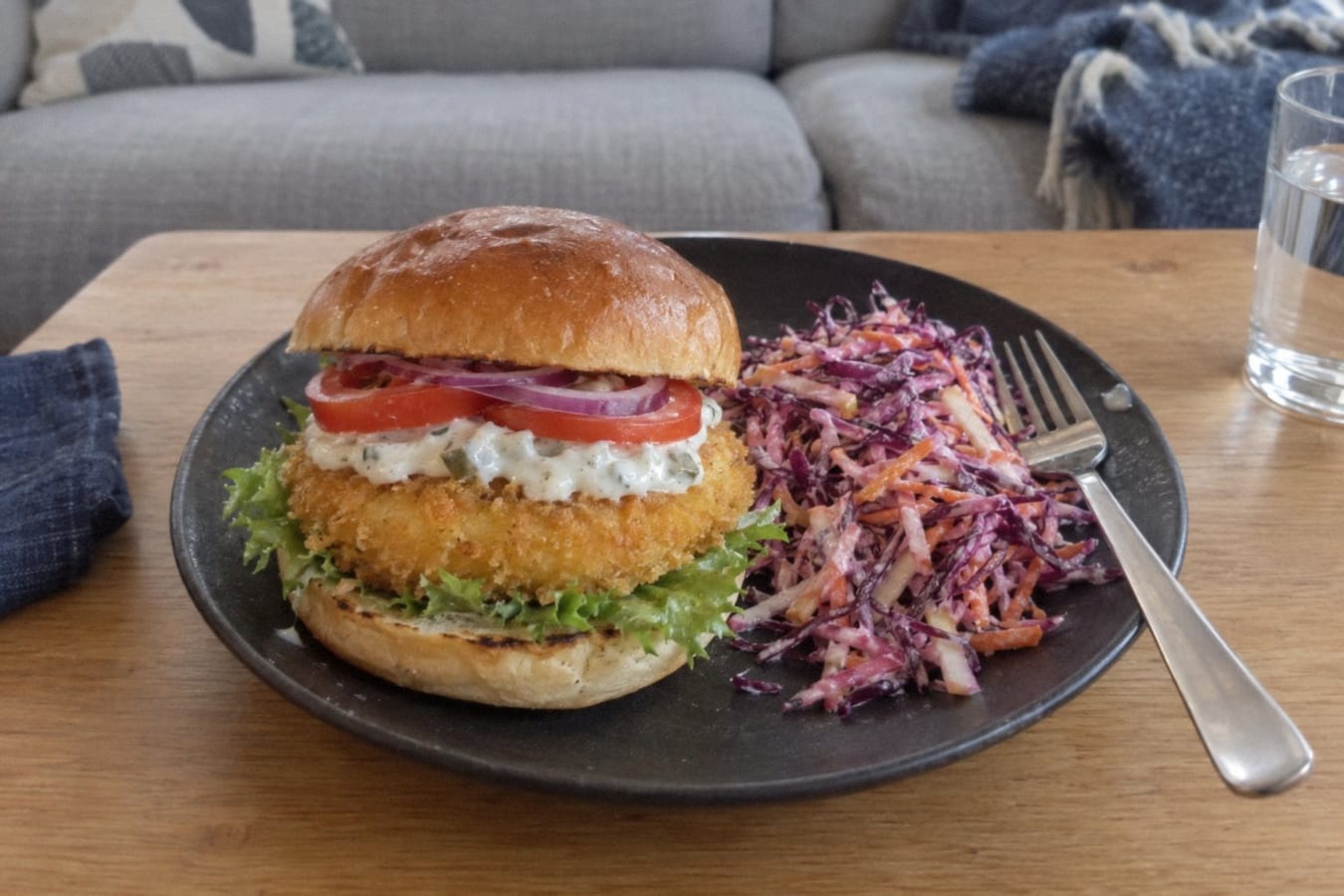 Fiskburgare med rödkålssallad och yoghurtdressing