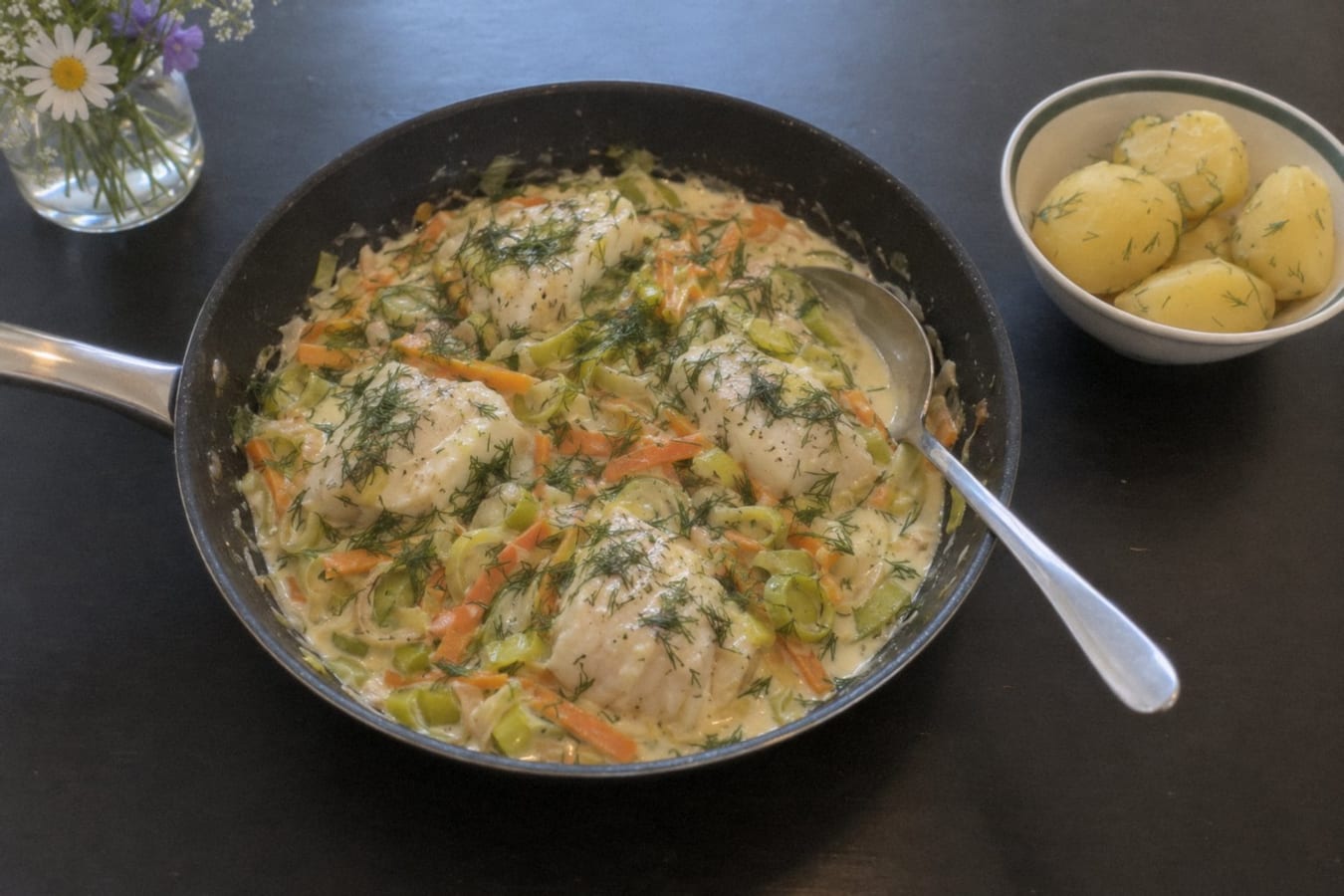 Bacalao a la sartén con puerro y eneldo
