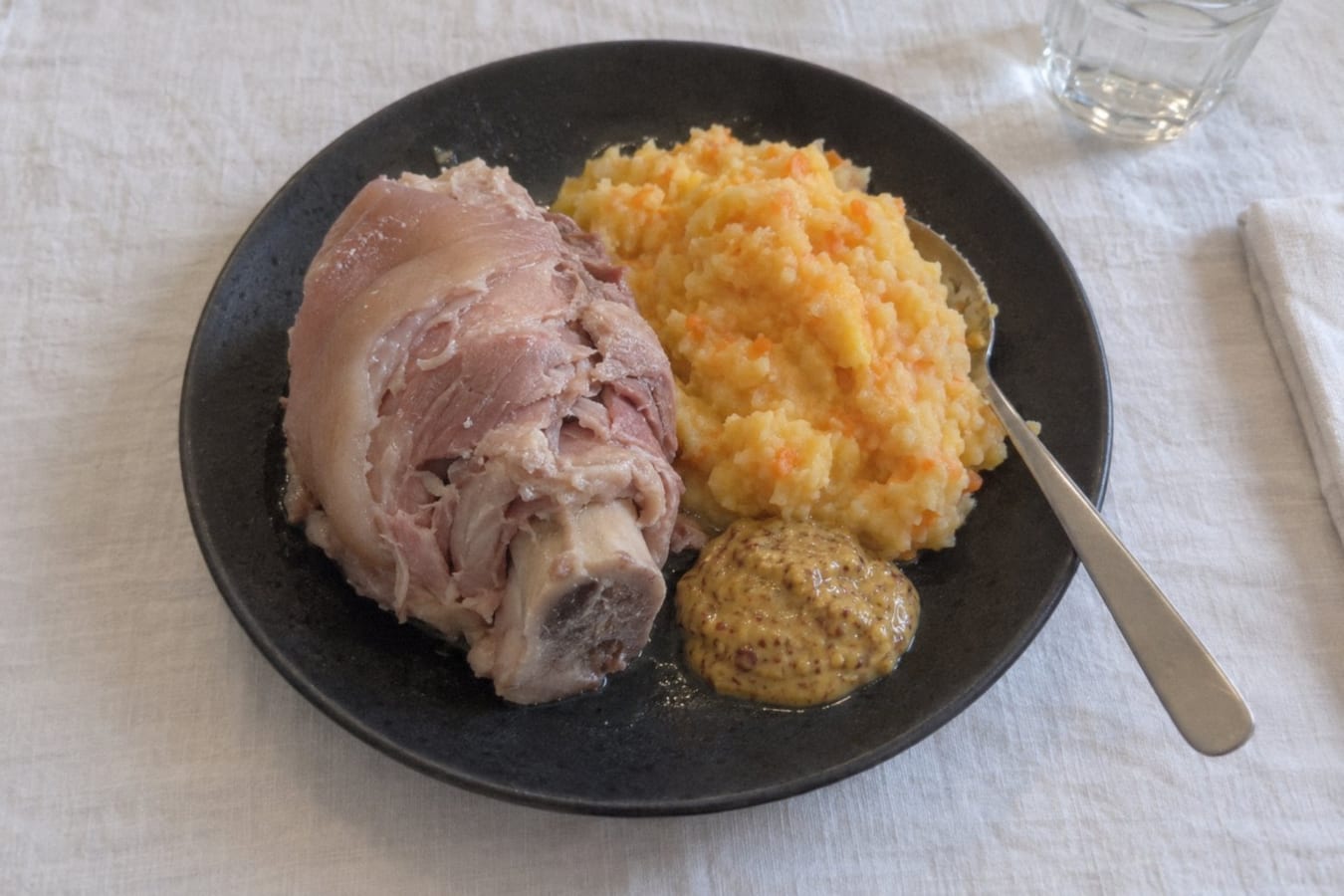 Rimmad fläsklägg med rotmos och senap
