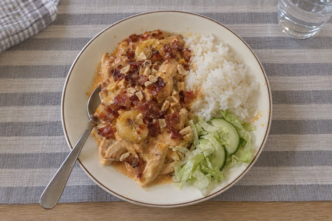 Flygande Jacob (pollo al horno con banana, panceta y maní)