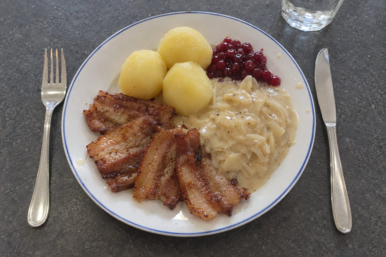 Stekt fläsk med löksås och potatis