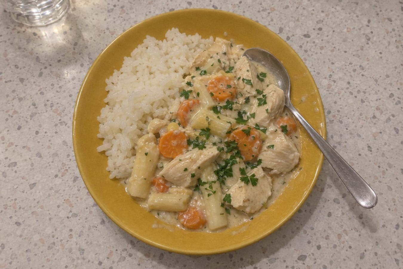 Swedish chicken fricassee with asparagus and rice