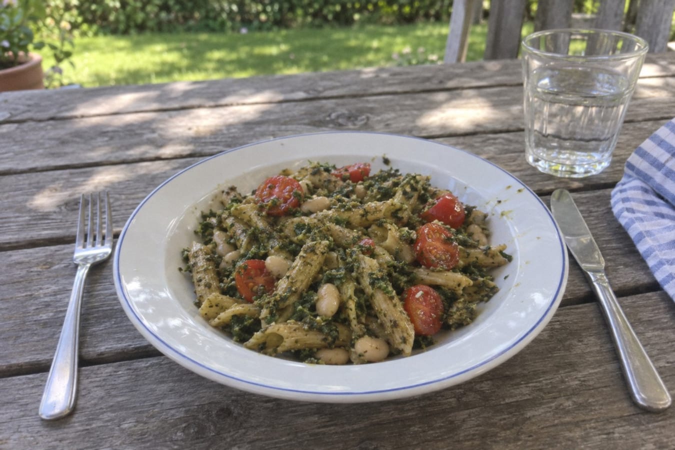 Fullkornspasta med grönkålspesto och vita bönor