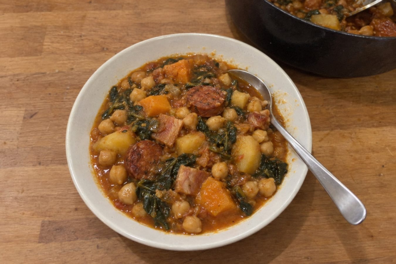 Chickpea stew with chorizo and bacon (guiso de garbanzos)