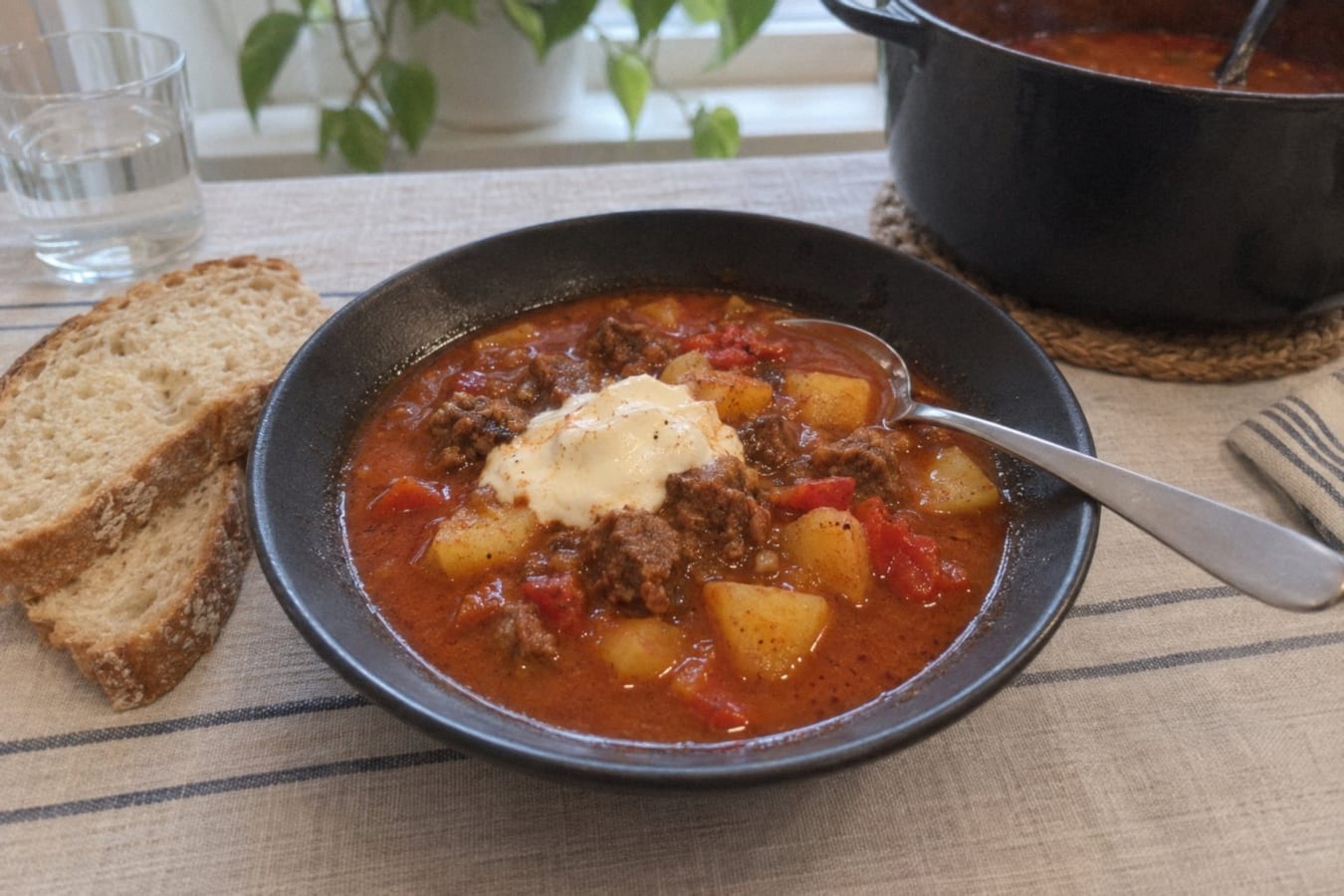 Gulaschsoppa med gräddfil och bröd