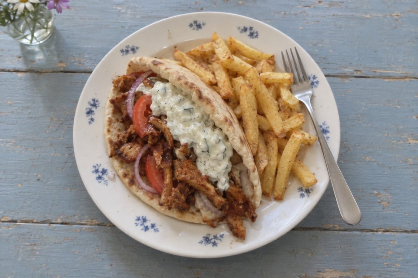 Gyros i pitabröd med tzatziki och pommes frites