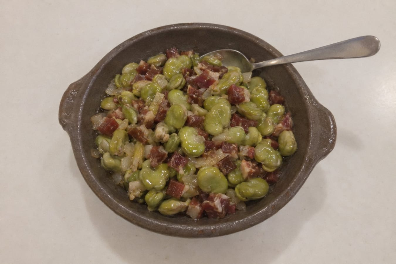 Bondbönor med serranoskinka