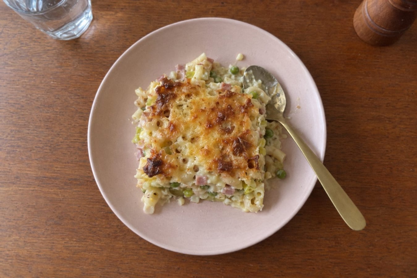 Pastagratäng med skinka, purjolök och ärter