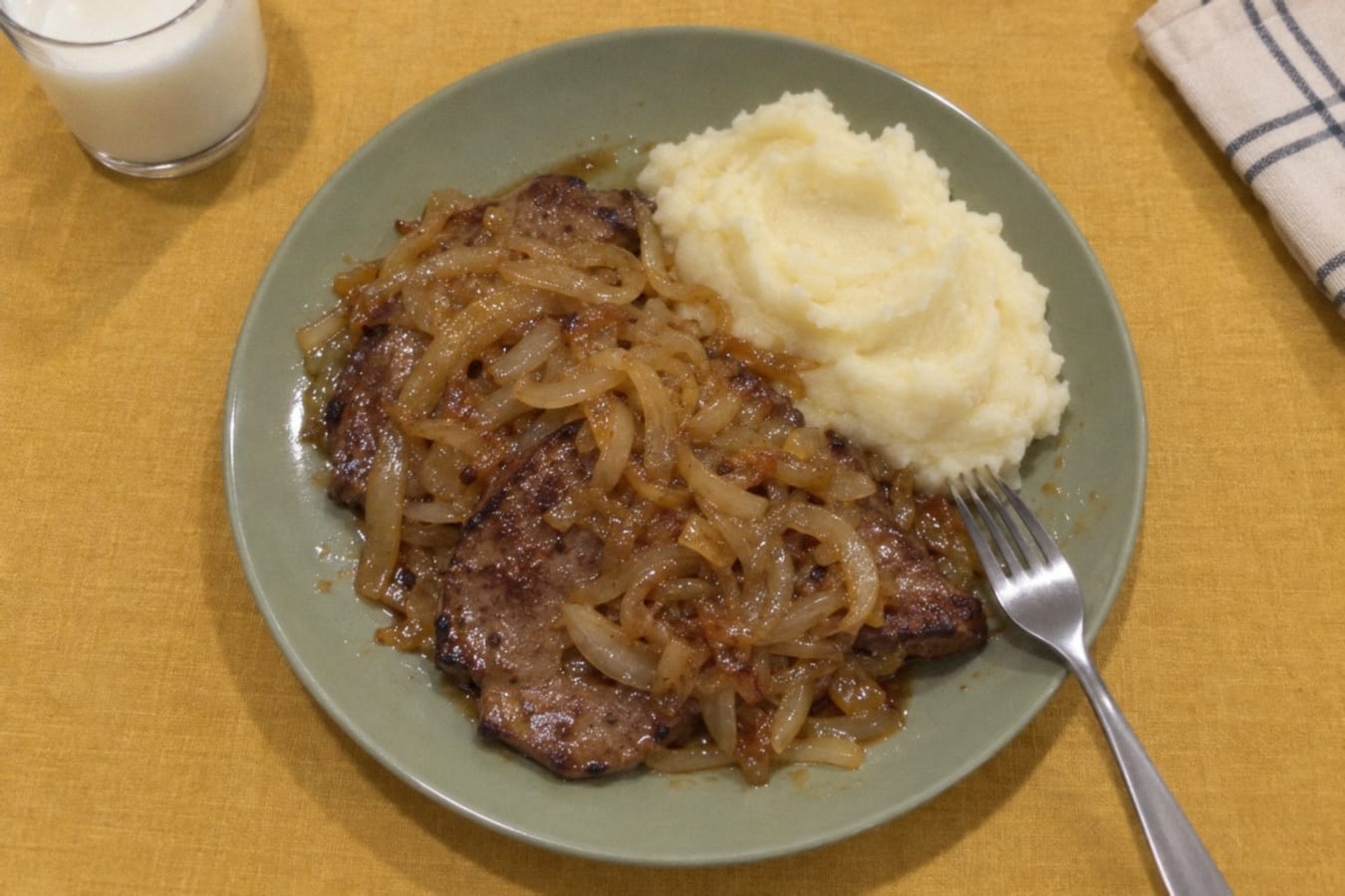 Hígado encebollado con puré