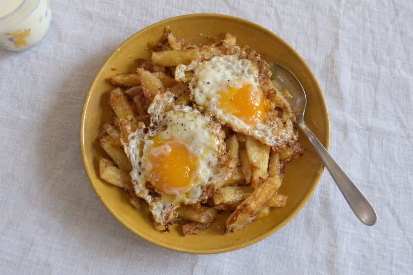 Fried eggs and homemade chips