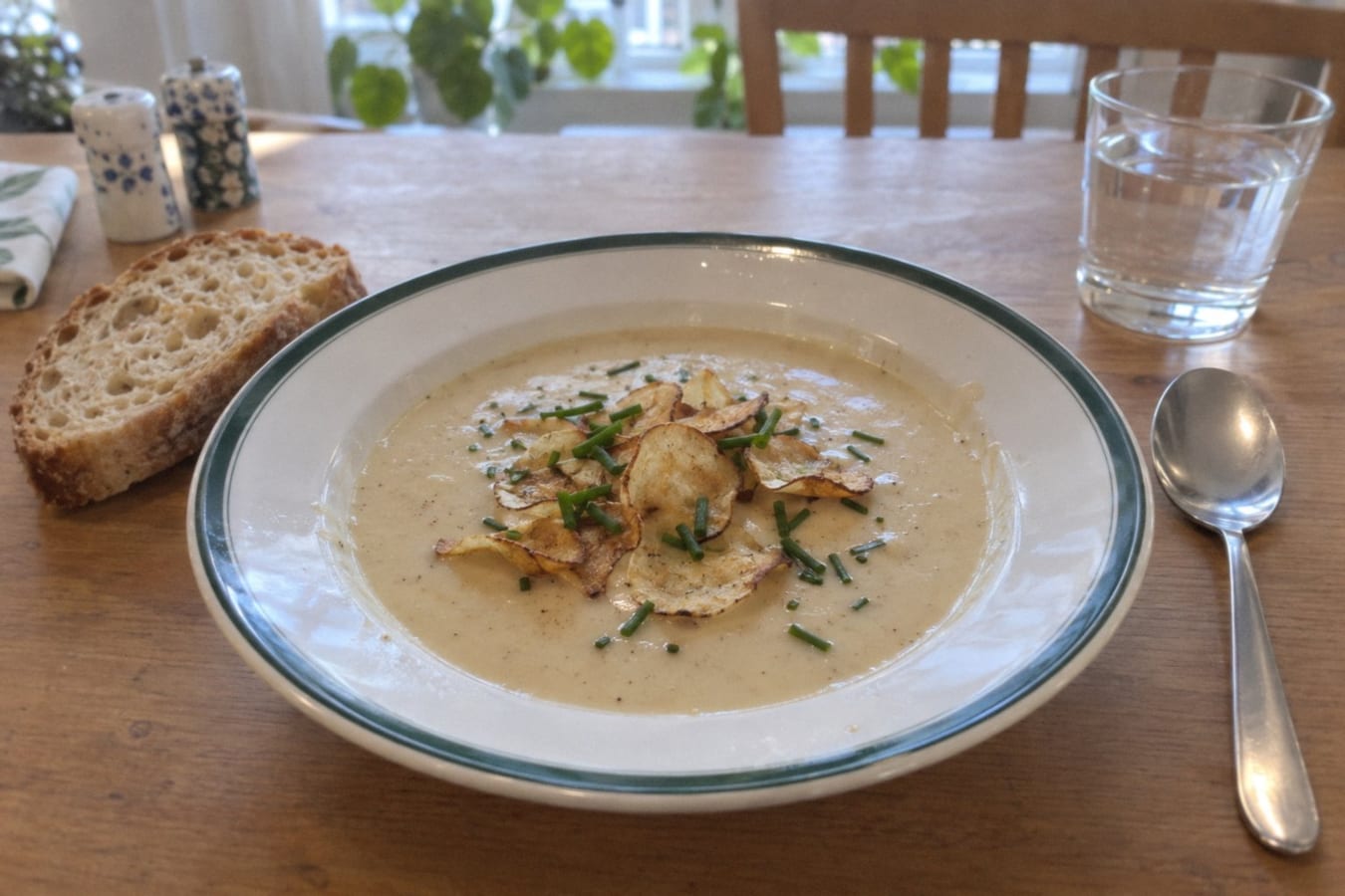 Jerusalem artichoke soup with crisps and bread