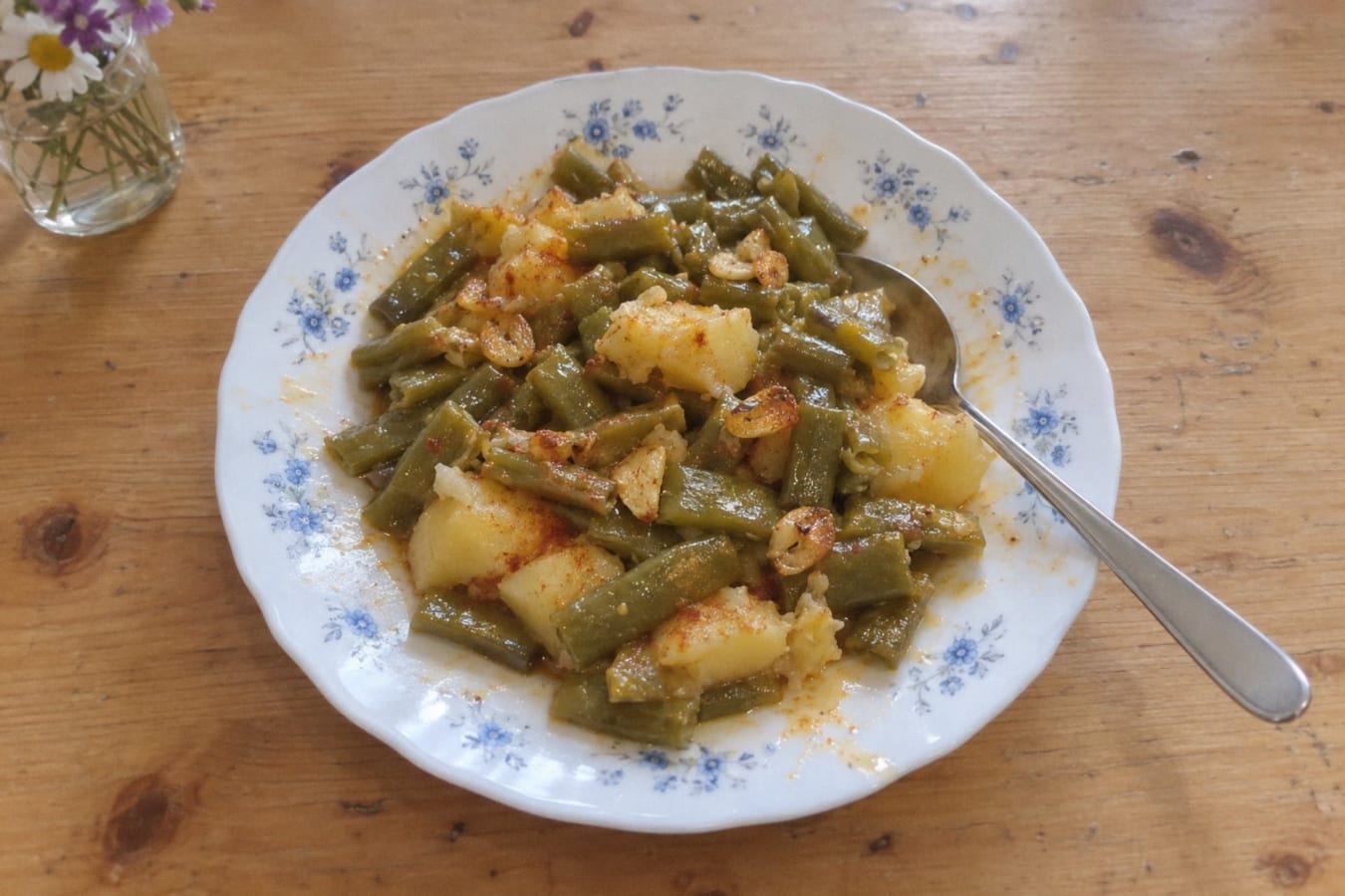 Haricots verts med potatis och vitlök