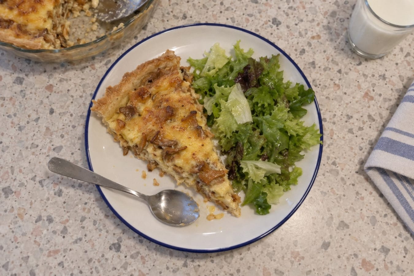 Tarta de rebozuelos con ensalada verde