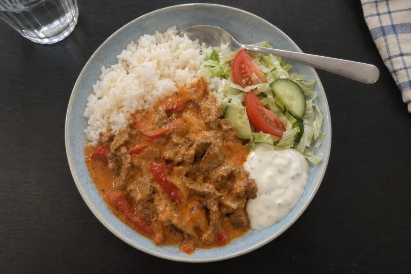 Guiso de kebab con arroz y salsa de ajo