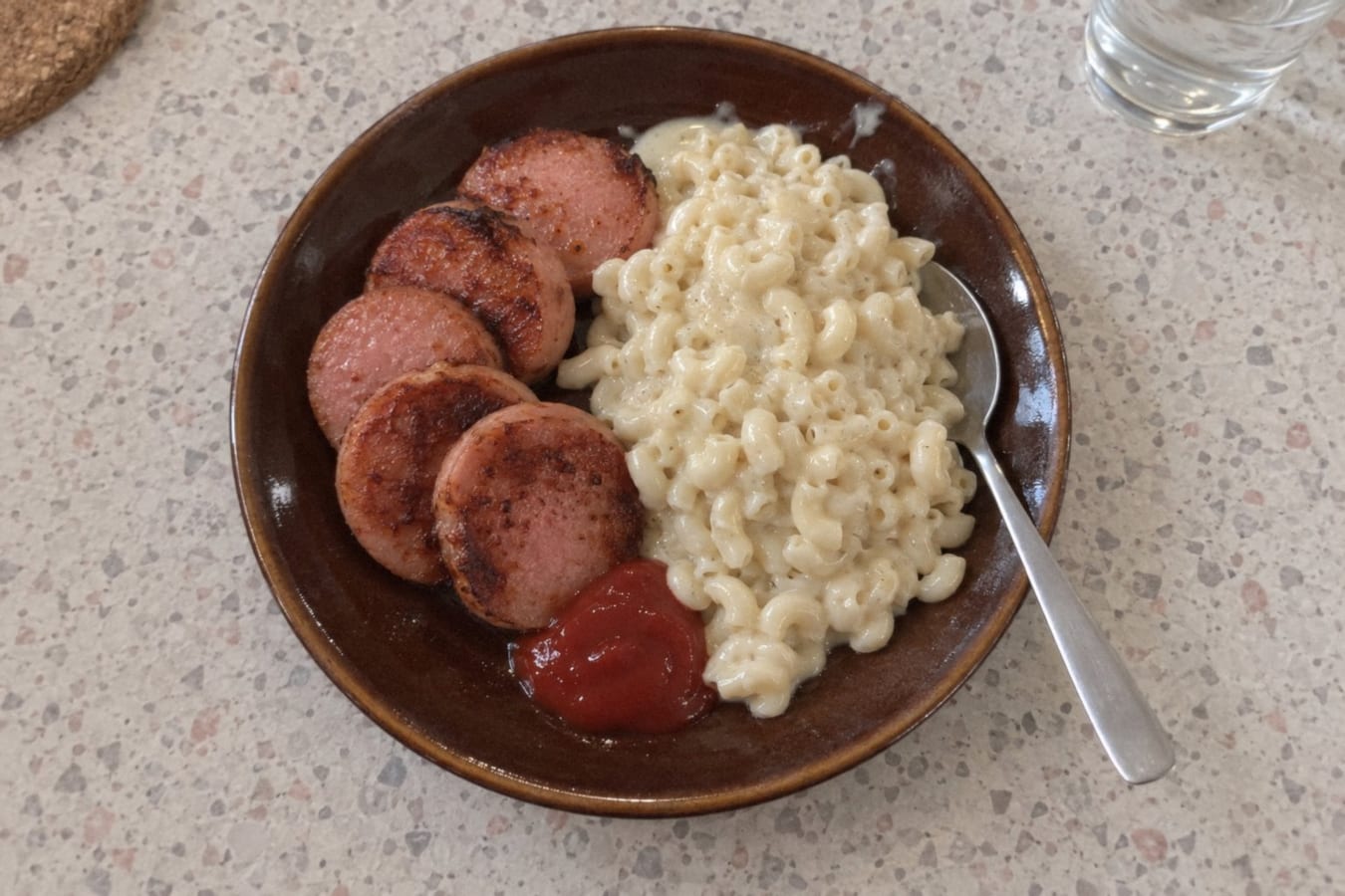 Falukorv a la sartén con macarrones a la crema