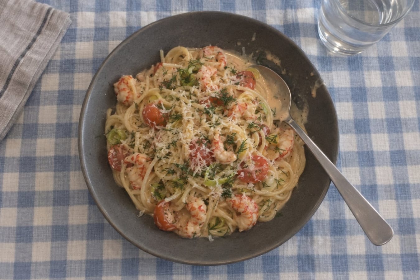 Kräftpasta med körsbärstomater, citron och dill