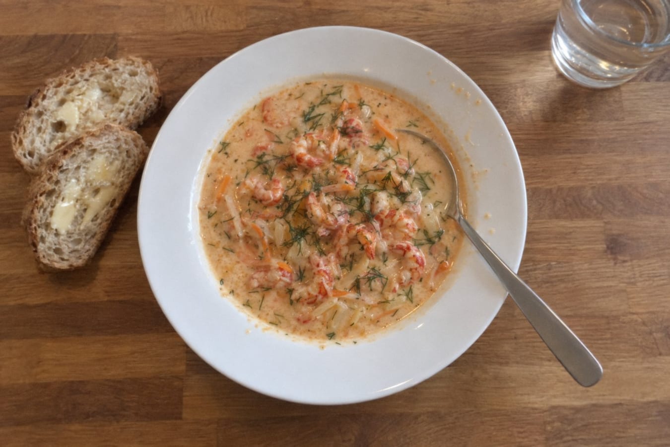 Kräftsoppa med dill och bröd