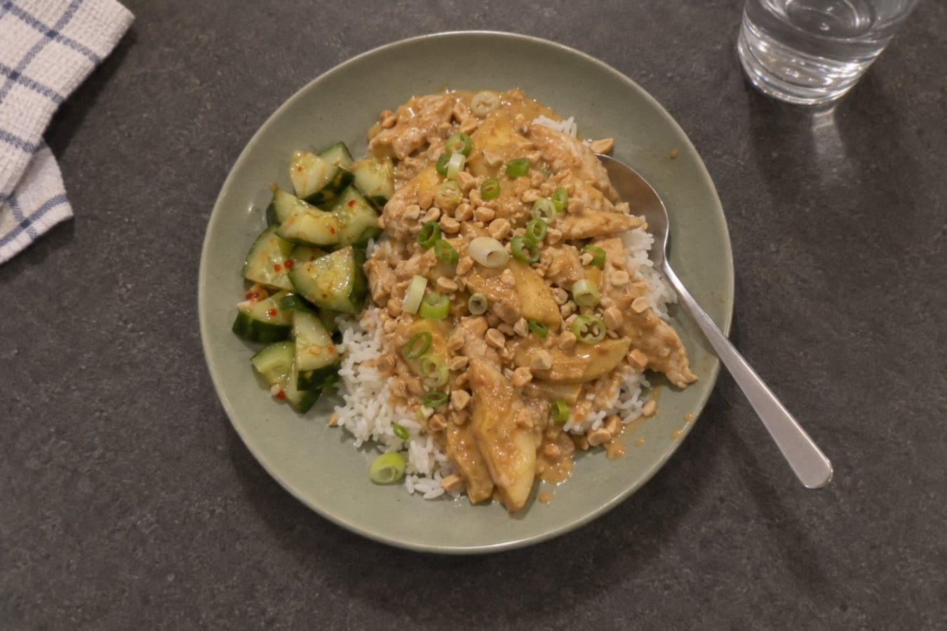 Pollo en salsa de maní con arroz y ensalada de pepino