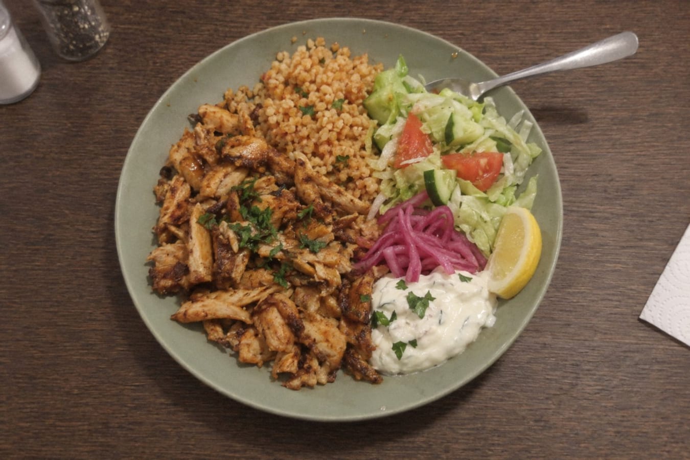 Kycklingshawarma med bulgur, sallad och vitlöksyoghurt