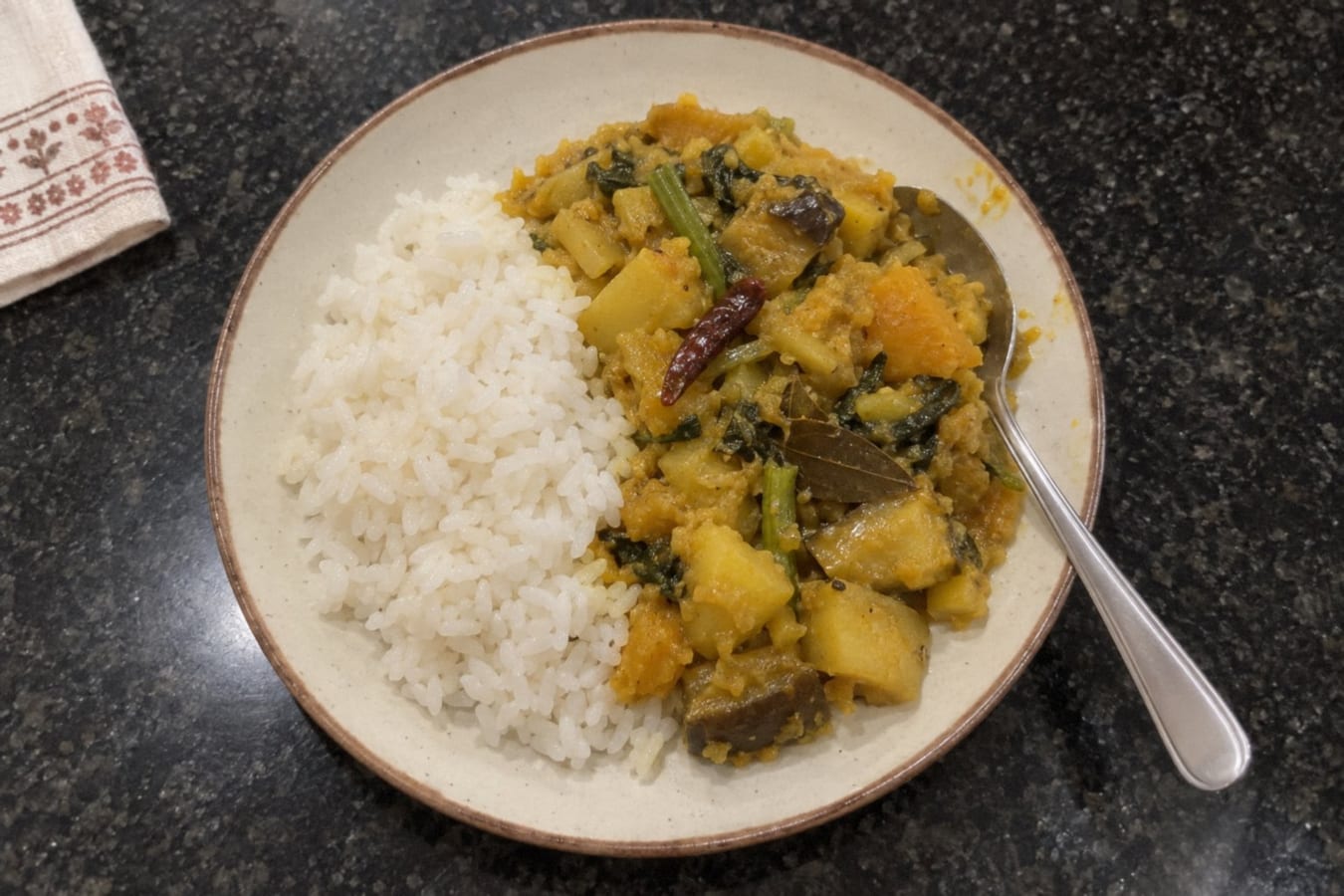 Labra med ris (bengalisk grönsaksgryta med panch phoron)