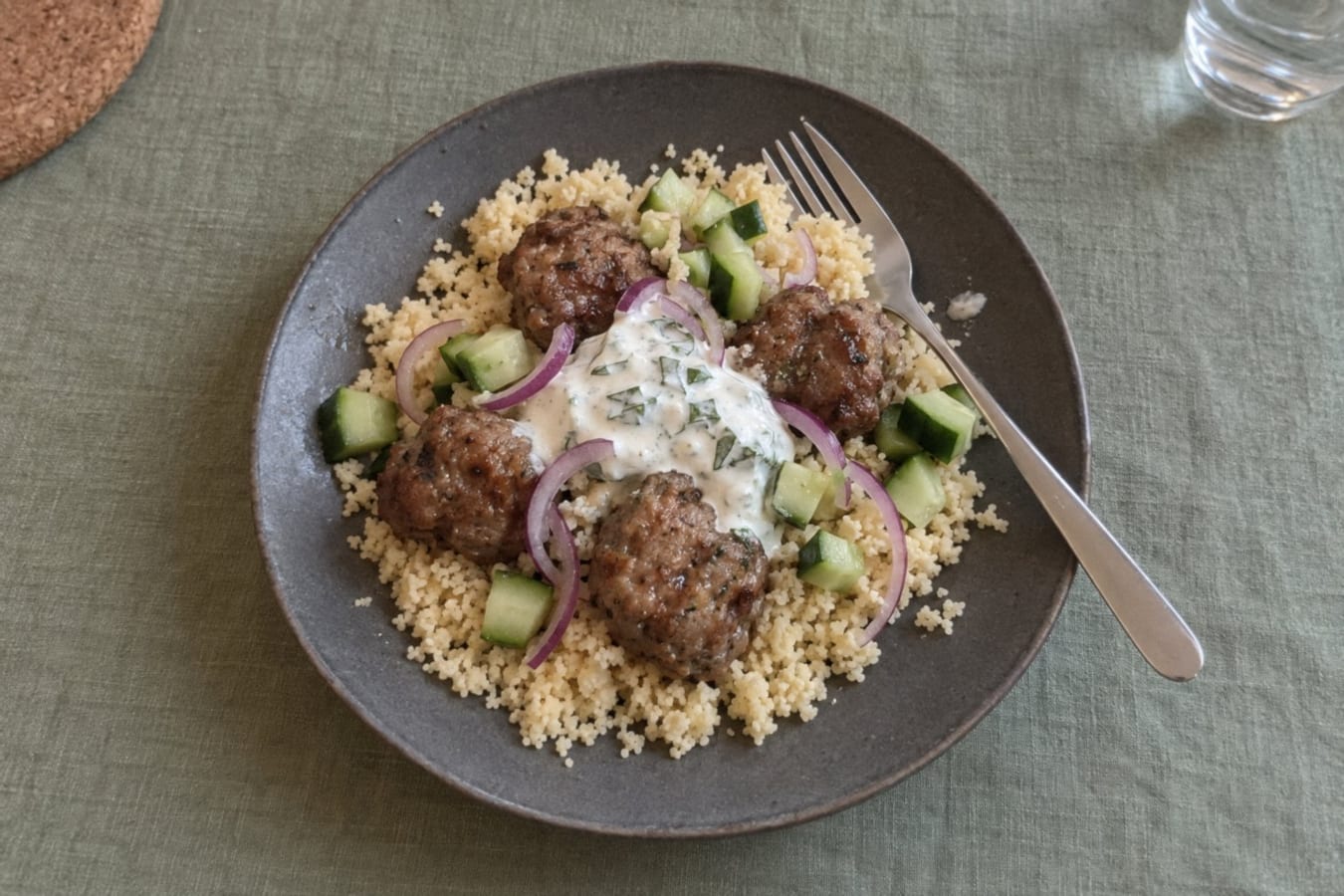 Albóndigas de cordero con yogur de menta y cuscús