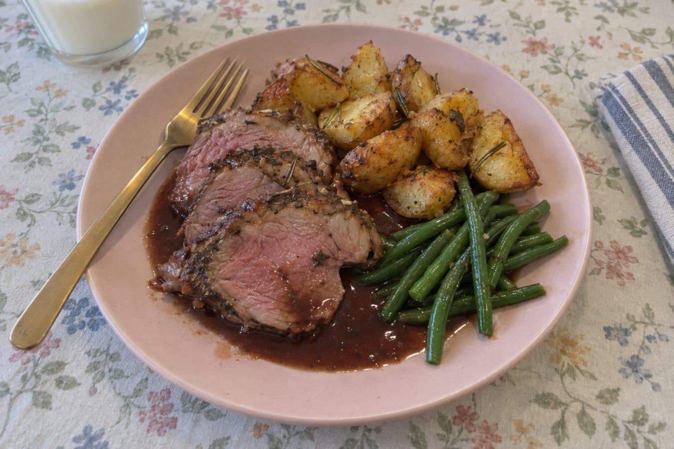 Lammstek med vitlök och rosmarin, rostad potatis och rödvinssås