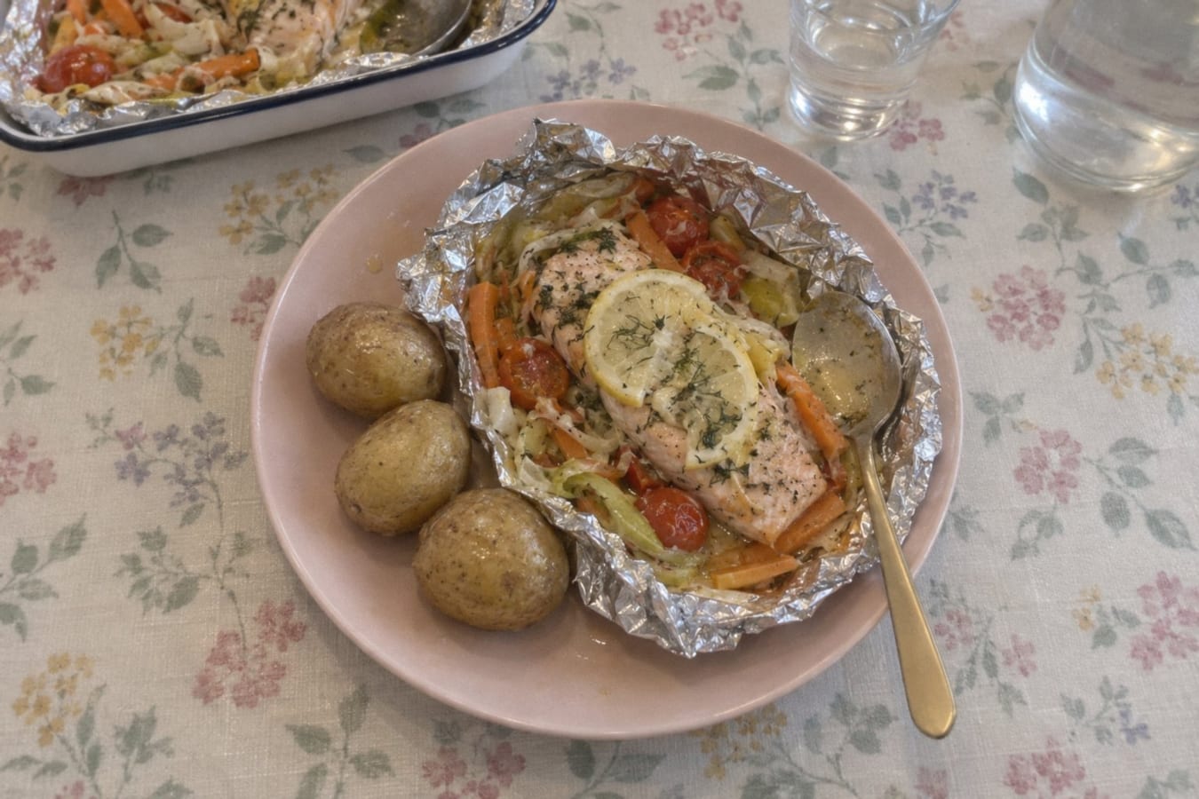 Lax i folie med grönsaker och kokt potatis