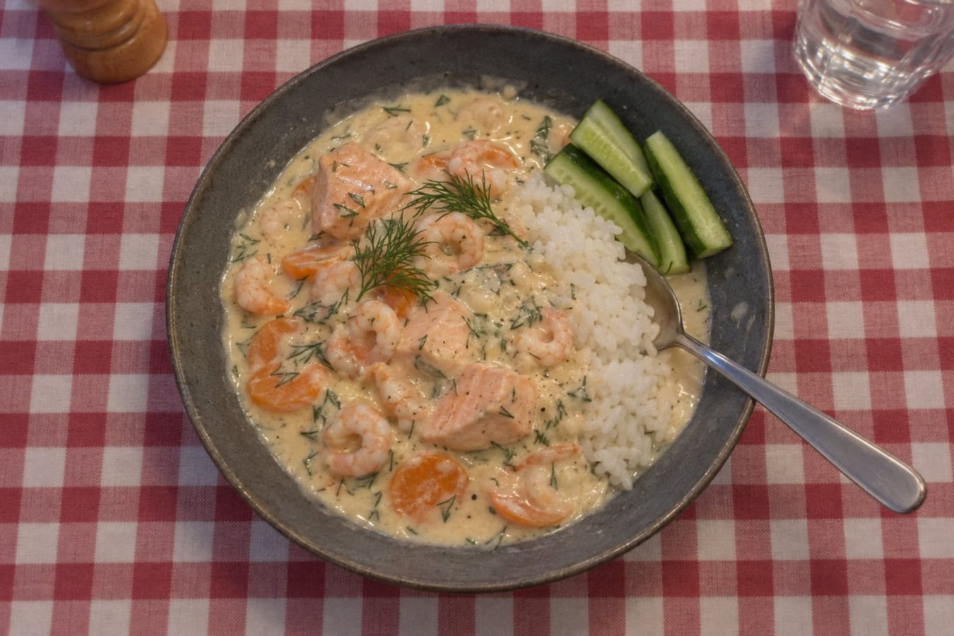 Salmon stew with prawns, dill and rice