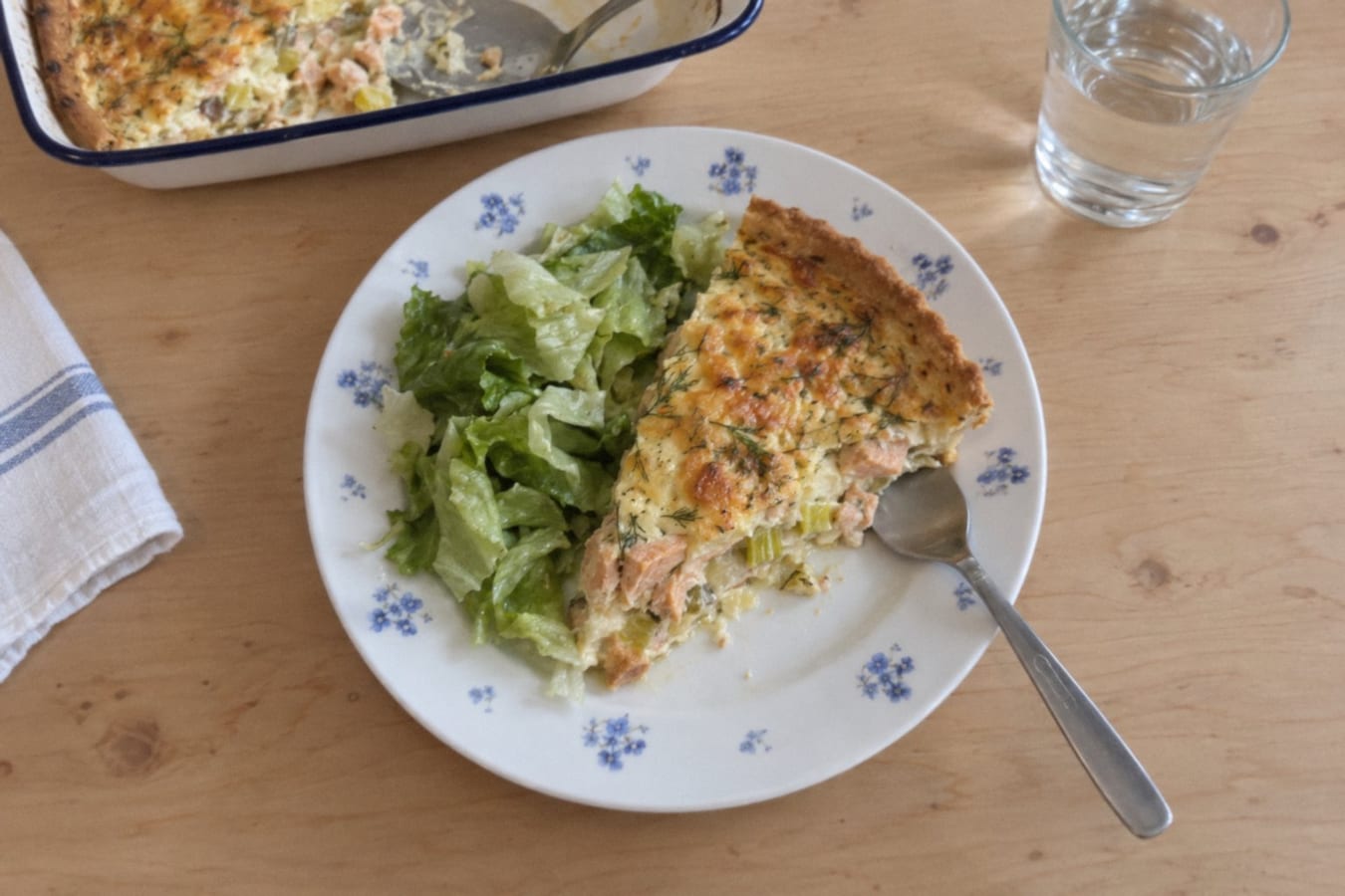 Salmon pie with leek and dill