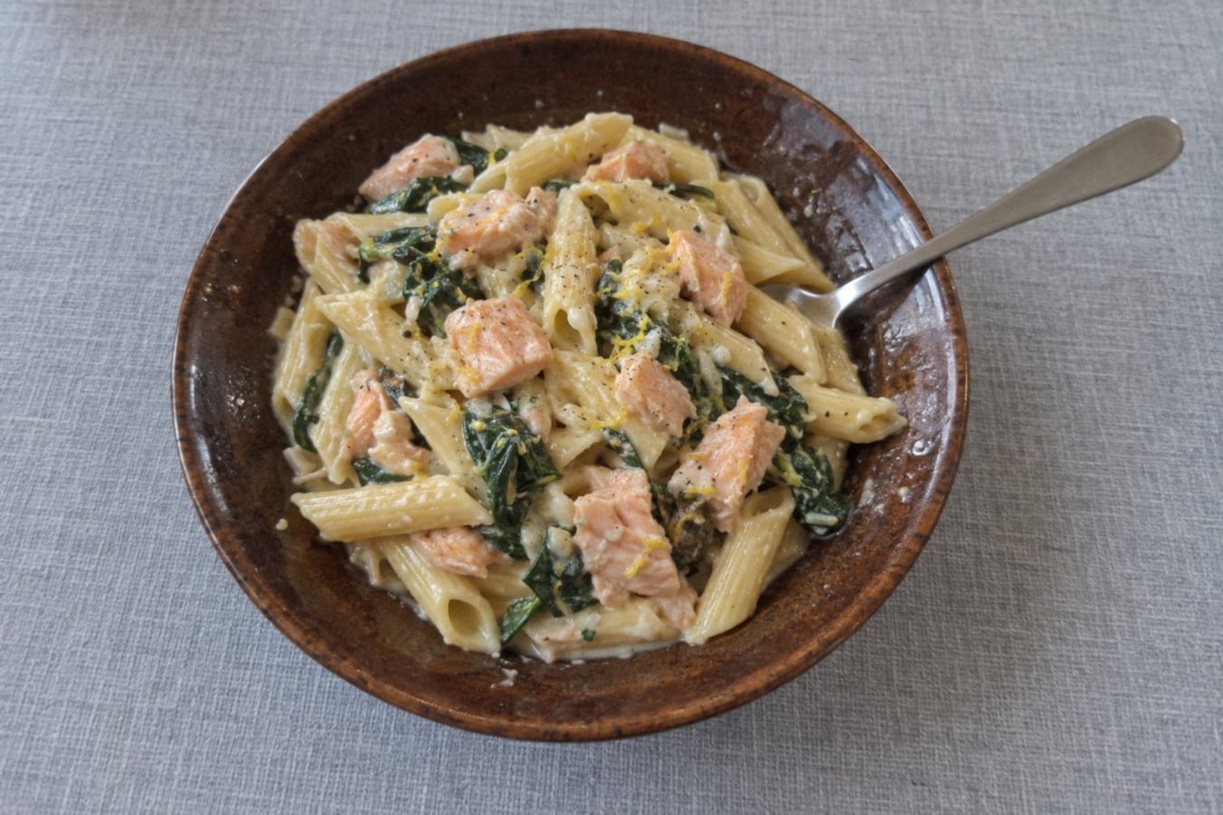 Pasta cremosa con salmón, espinaca y limón