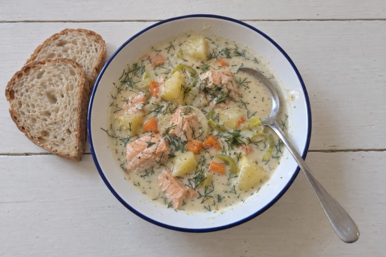 Sopa cremosa de salmón con papas, eneldo y pan