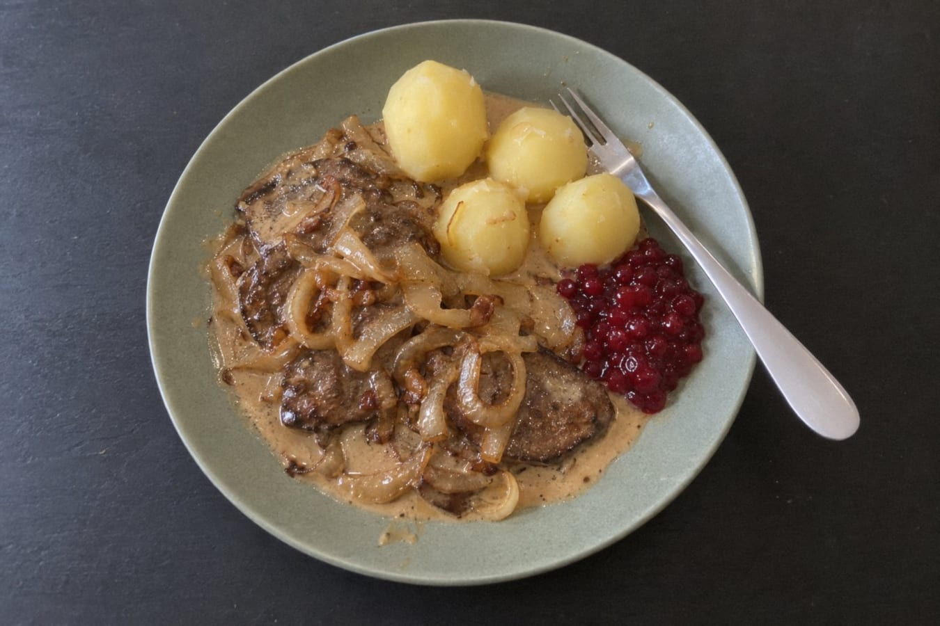 Stekt lever med gräddsås, lök och lingon