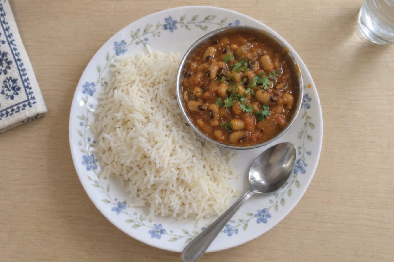 Lobia chawal – ögonbönor i kryddig tomatsås med ris