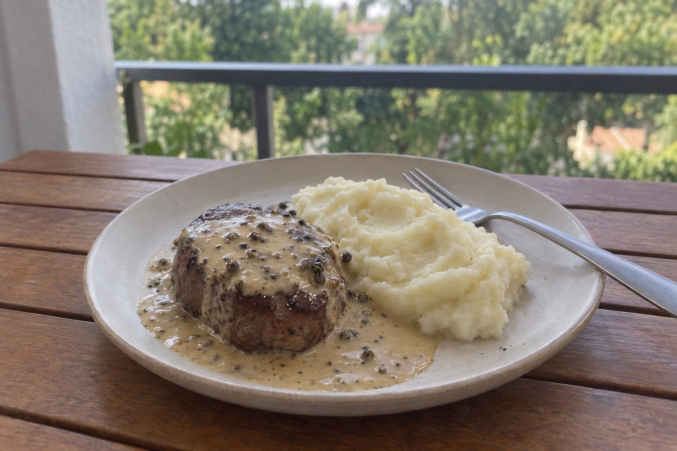 Lomo a la pimienta con puré