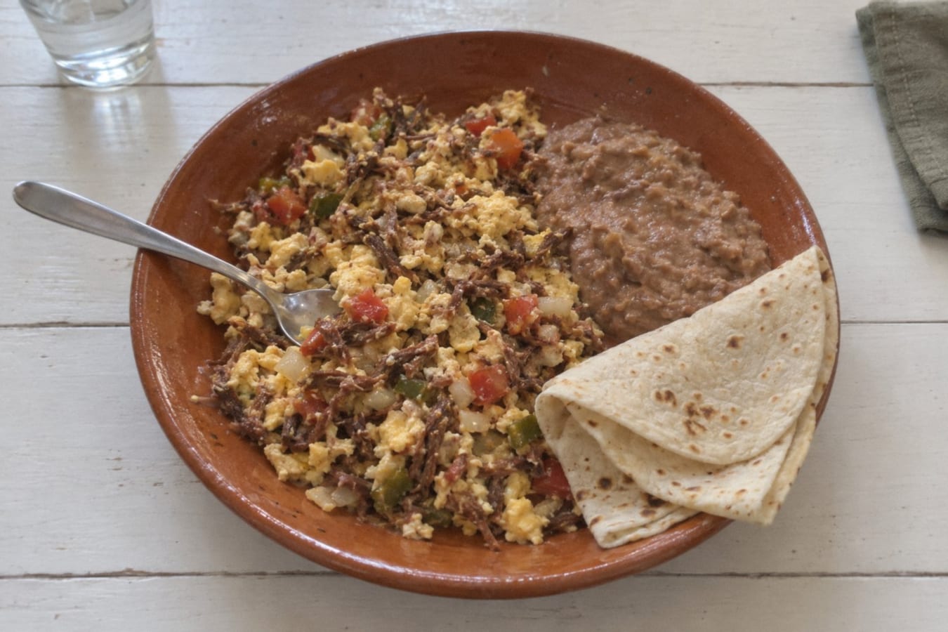 Machaca con huevo – torkat nötkött med ägg och vetetortillas