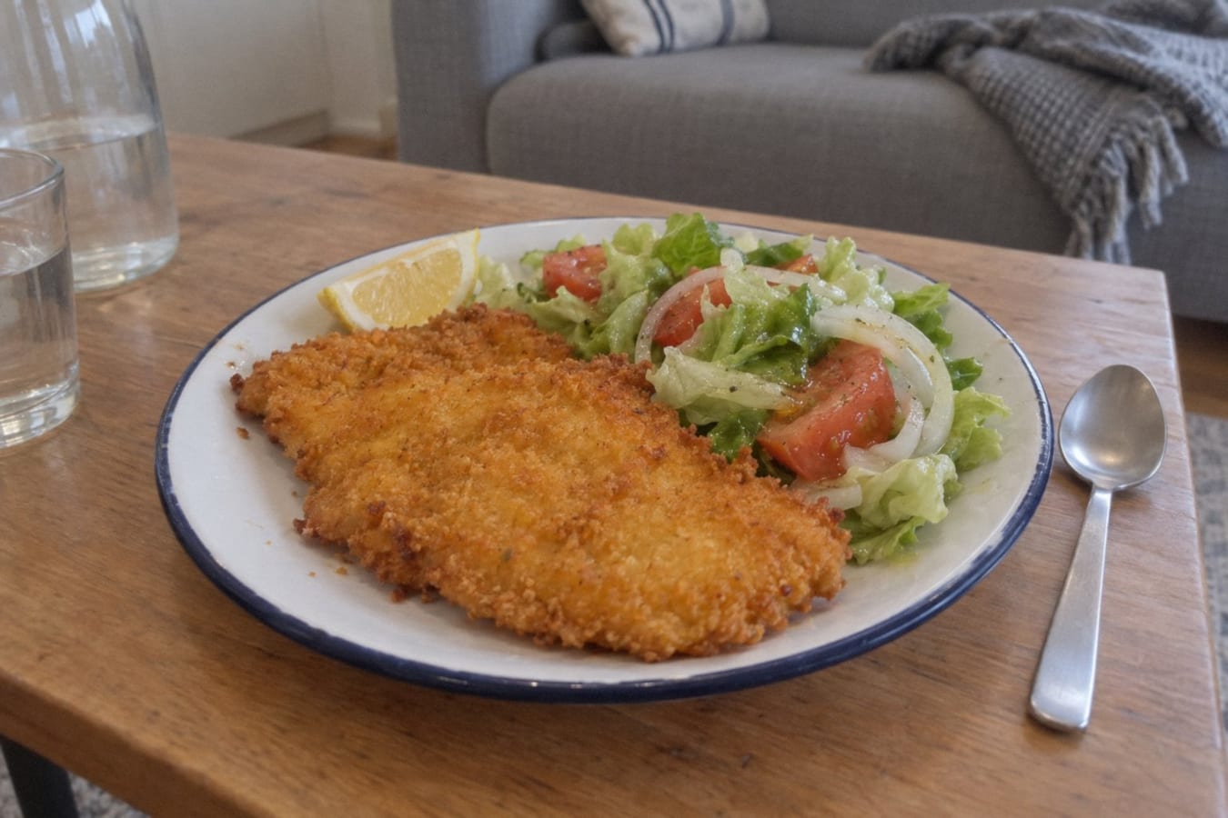 Milanesas de pollo con ensalada mixta