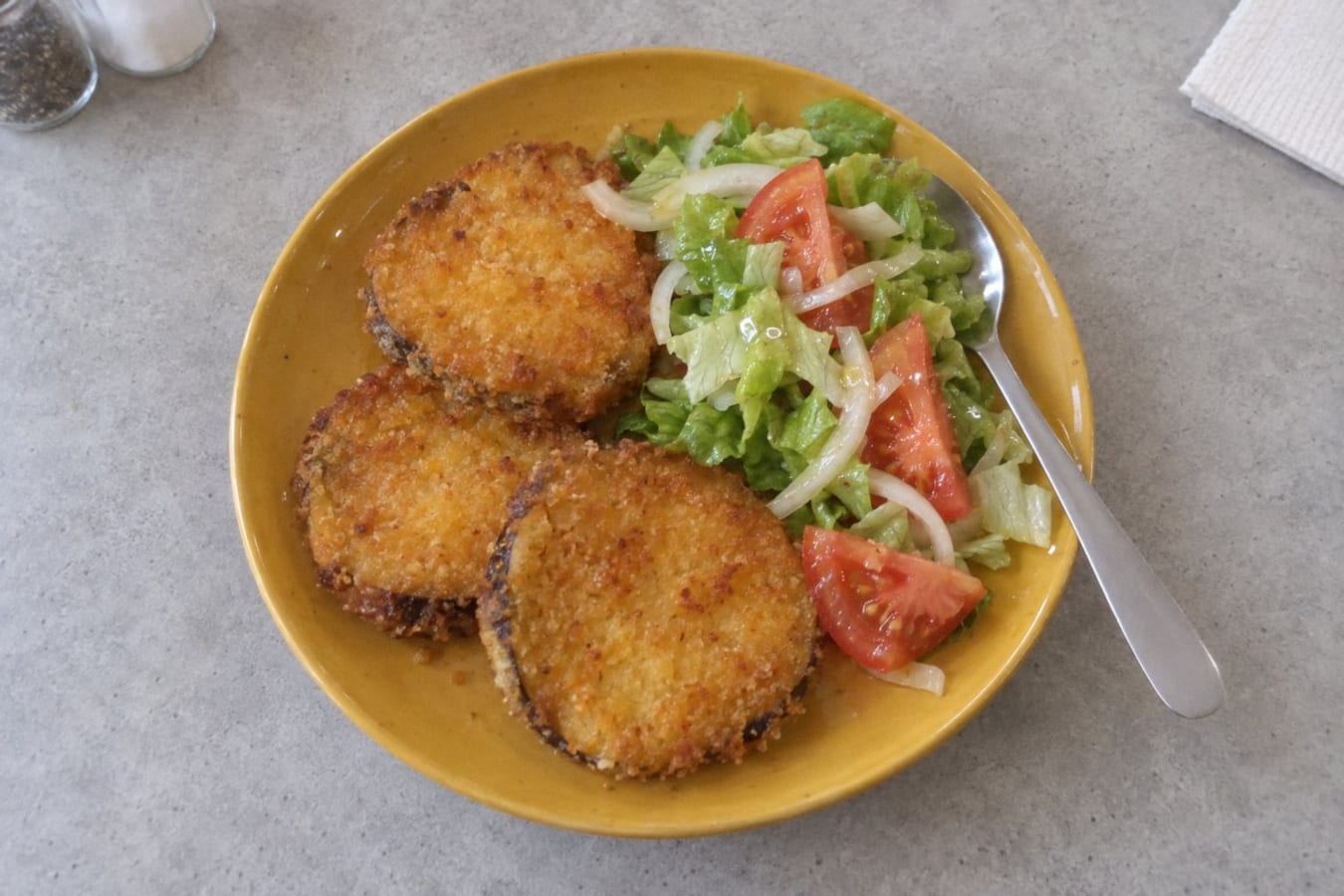 Panerade auberginer (milanesas de berenjena) med sallad