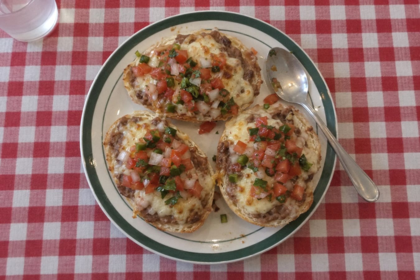 Molletes con pico de gallo