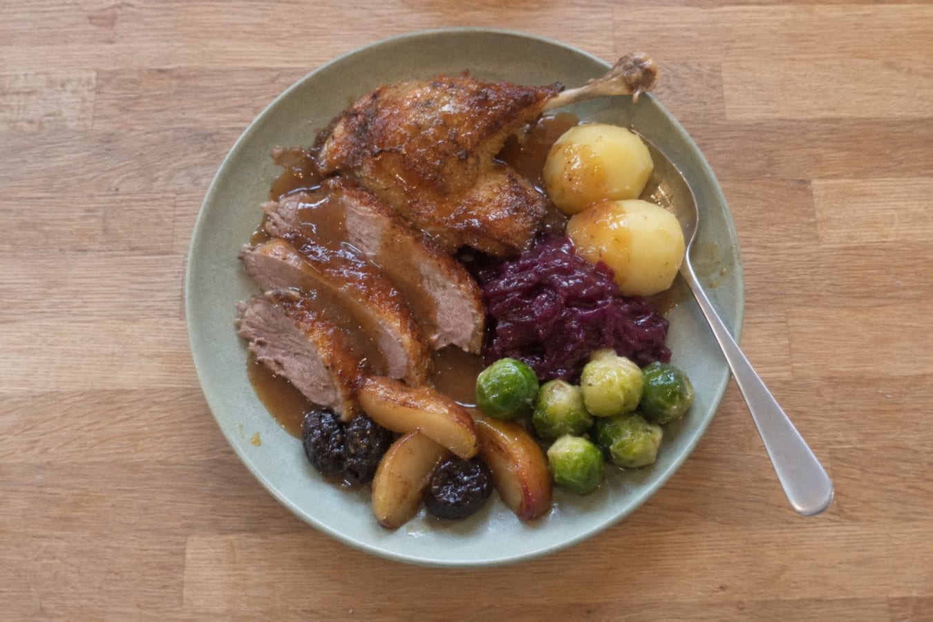 Mårten gås med rödkål och brysselkål
