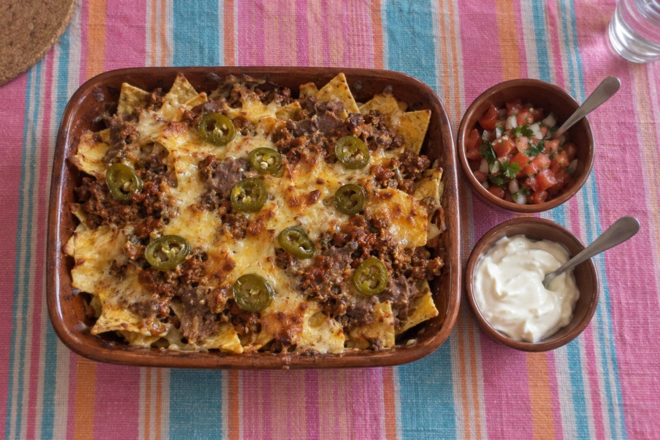 Nachos gratinados con carne y frijoles