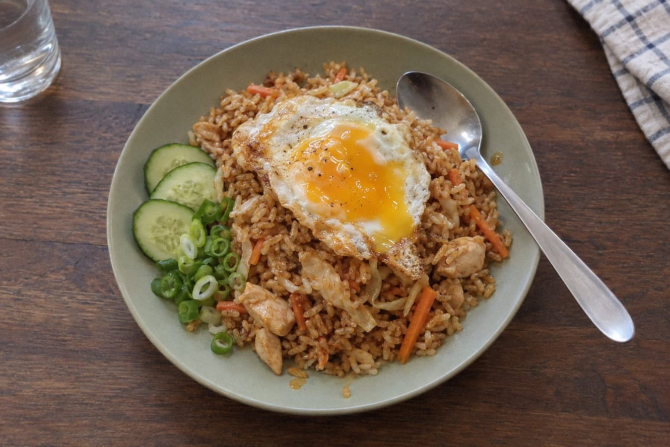Nasi goreng med kyckling och stekt ägg