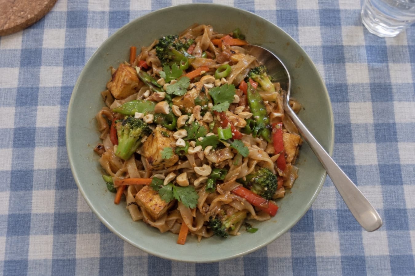 Nudelwok med tofu och grönsaker